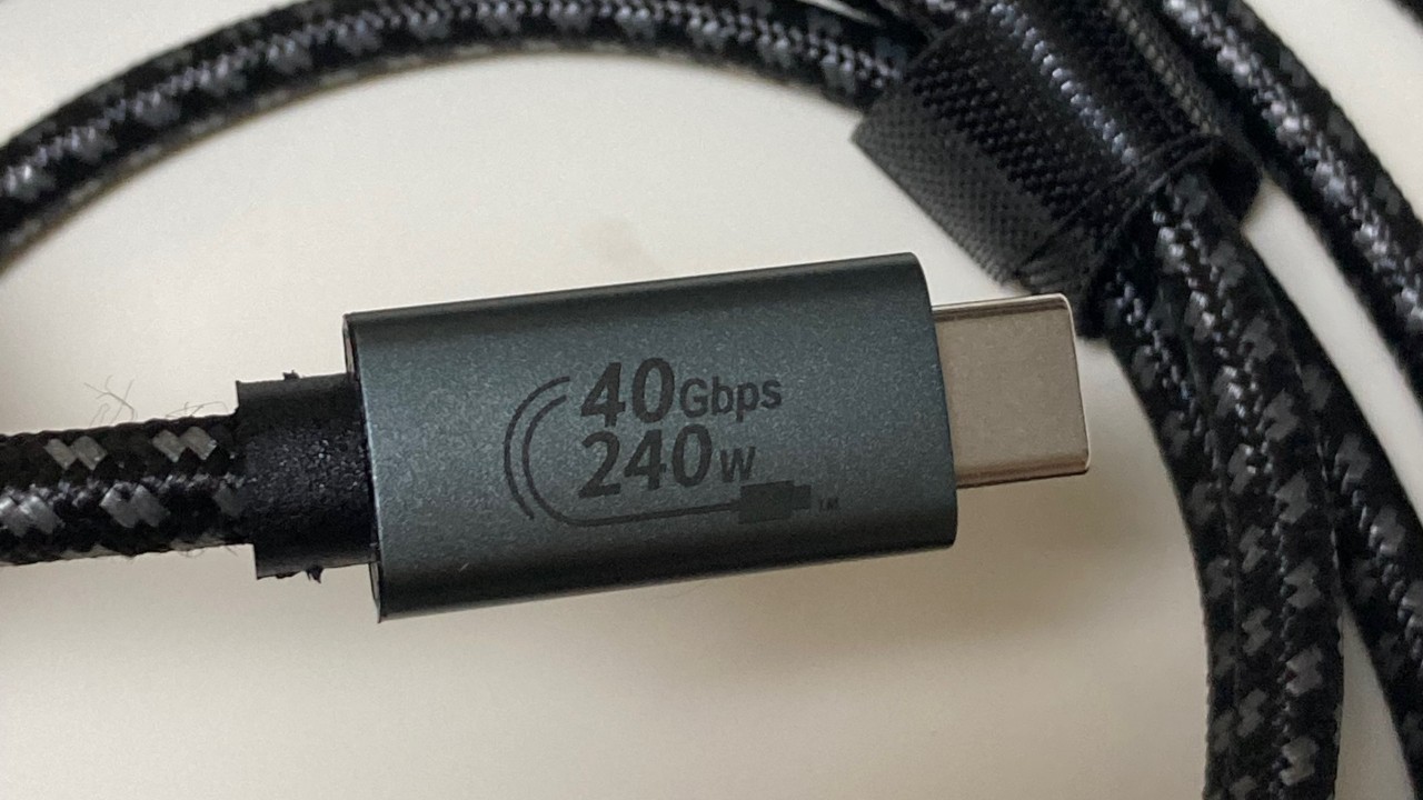 USB-C타입 케이블 제품에 전송속도 40Gb와 240W 전원지원이 써있다.